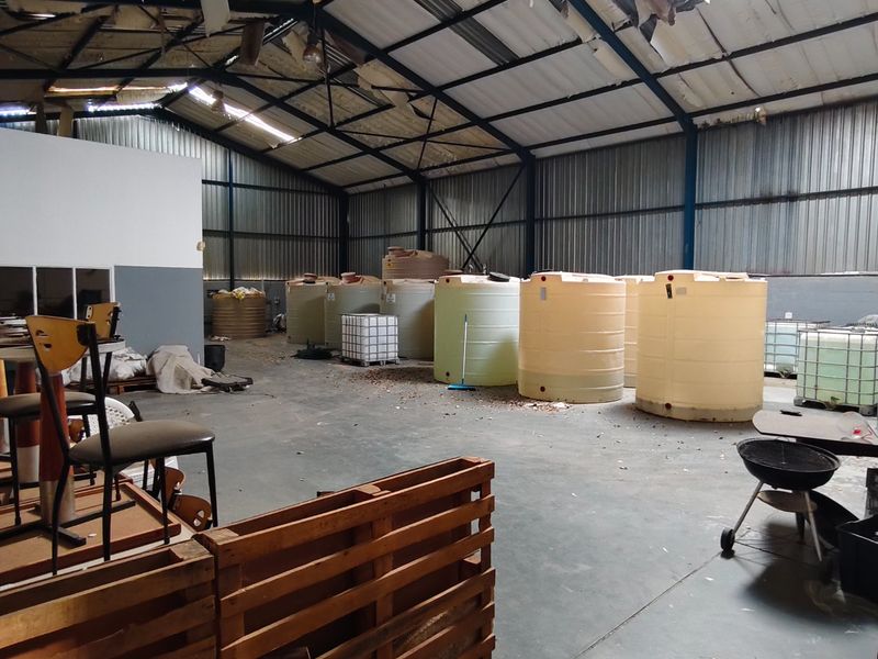 Warehouse space on an active farm in the Paarl Rural area east of the centre of the town and  10 minutes from N1 - Photo 8