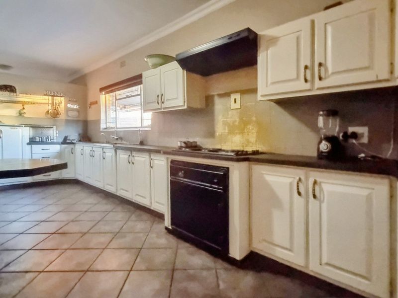Well-Appointed Four-Bedroom Home with Flat, Heated Pool and Lapa - Photo 3