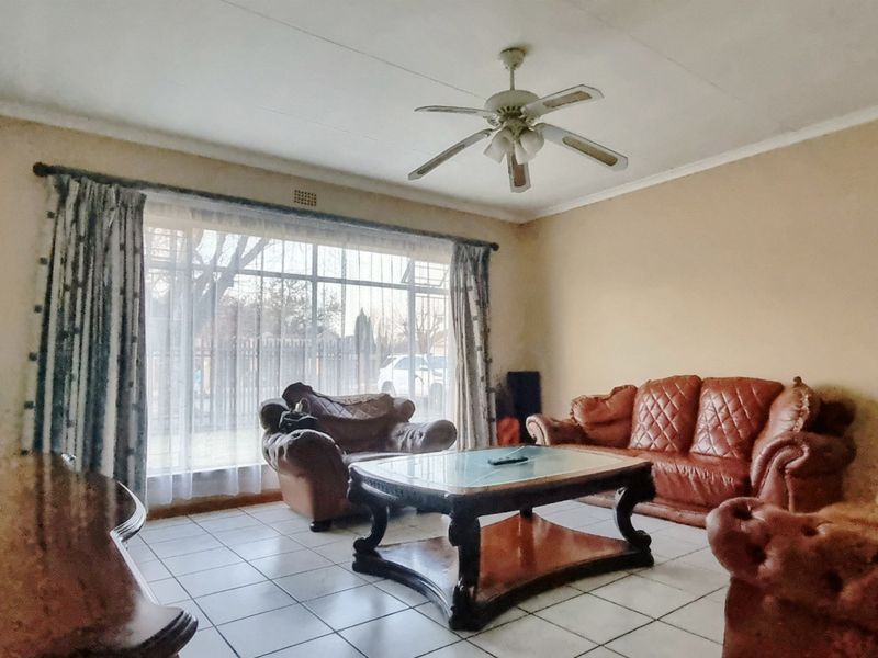 Well-Appointed Four-Bedroom Home with Flat, Heated Pool and Lapa - Photo 9