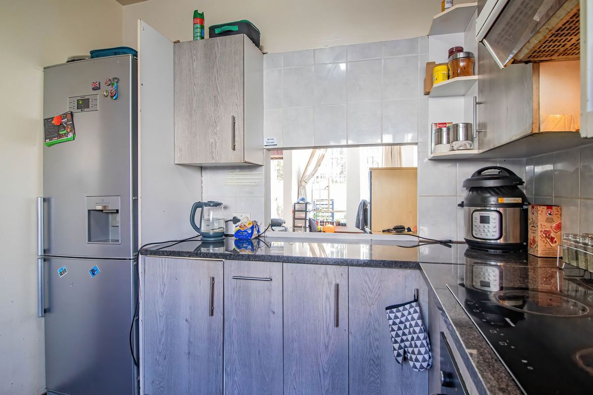 Charming Eastleigh Townhouse Living - Photo 5