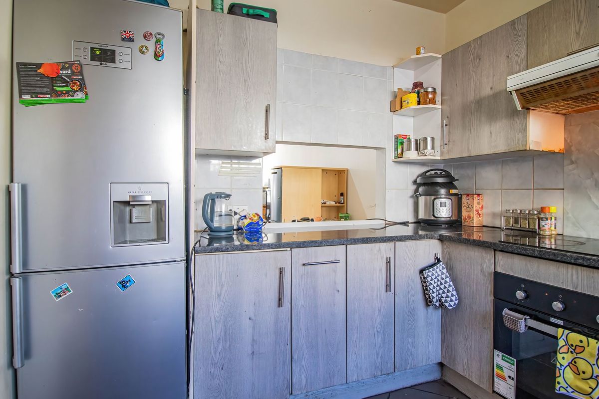 Charming Eastleigh Townhouse Living - Photo 4