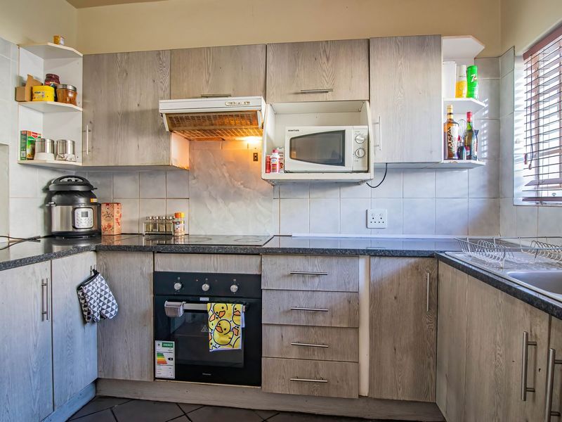 Charming Eastleigh Townhouse Living - Photo 3