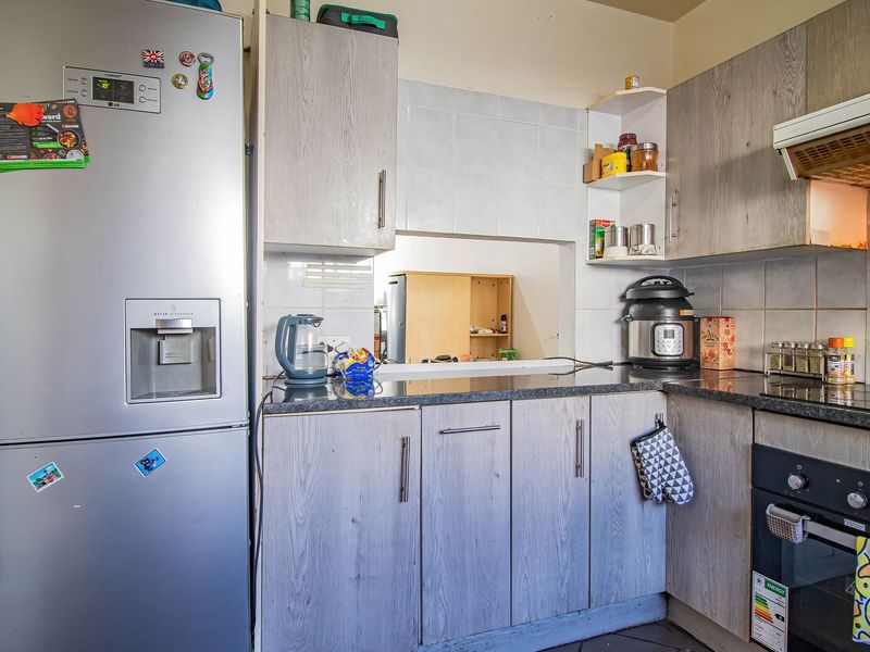 Charming Eastleigh Townhouse Living - Photo 4