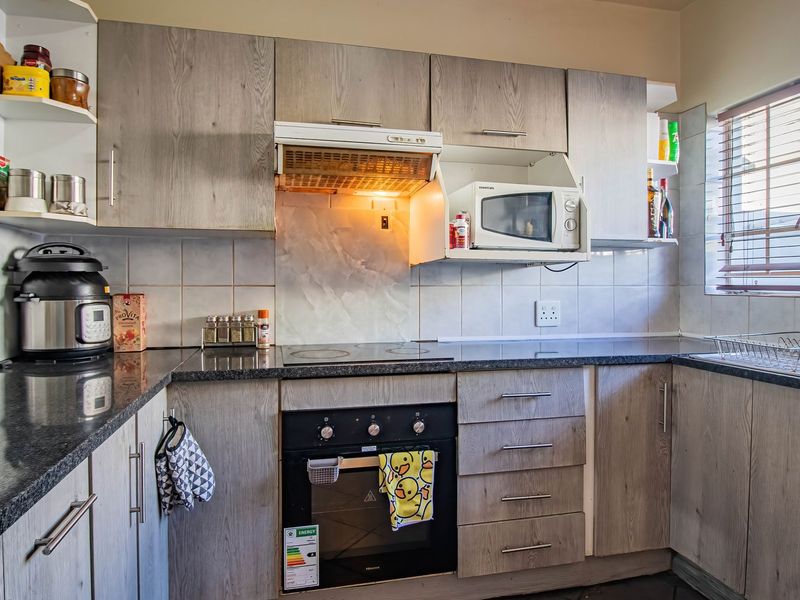 Charming Eastleigh Townhouse Living - Photo 10