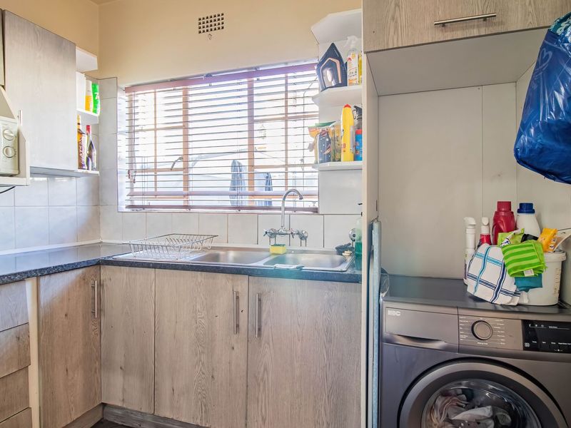 Charming Eastleigh Townhouse Living - Photo 8
