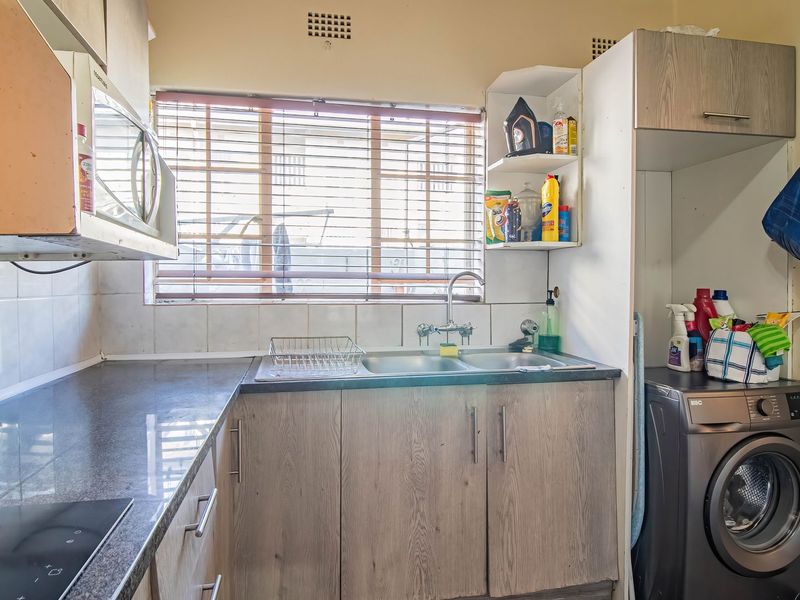 Charming Eastleigh Townhouse Living - Photo 9