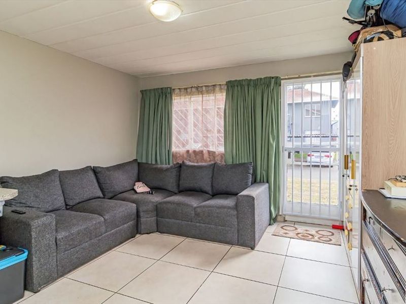 Relaxed Living With Your Own Sparkling Pool - Photo 2