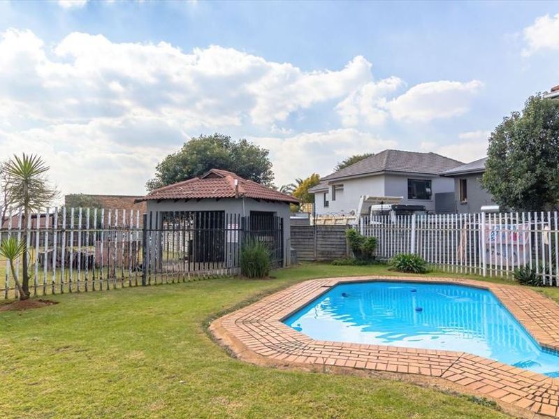 Relaxed Living With Your Own Sparkling Pool - Photo 3