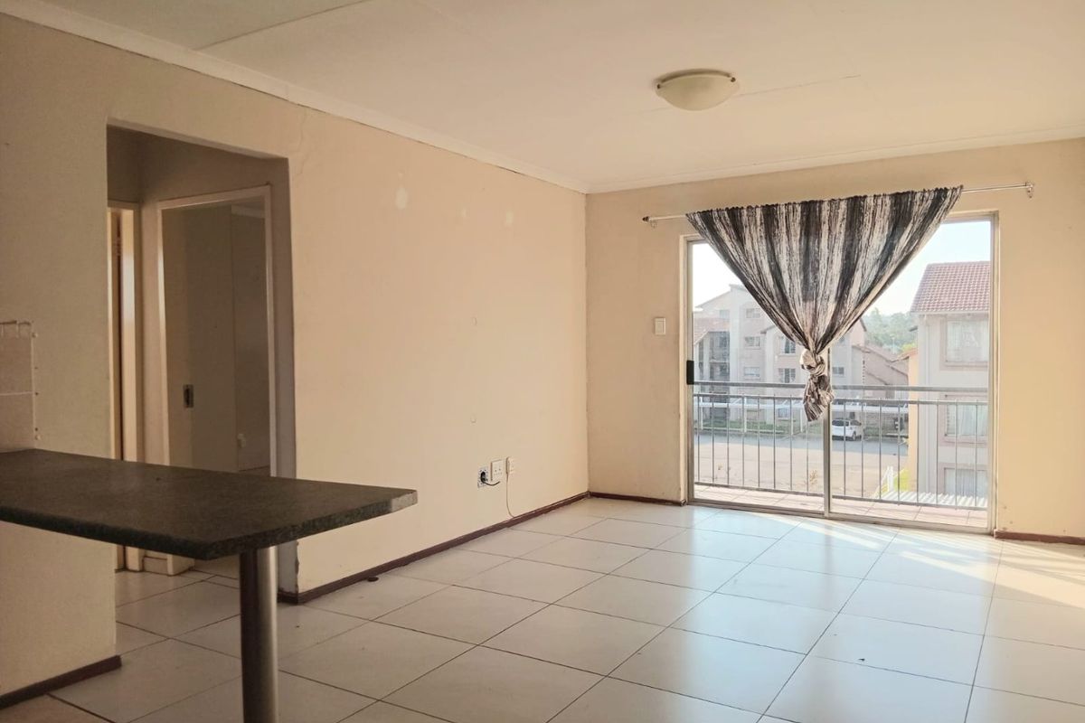 Beautiful 2 bedroom 1 bathroom second floor unit available for rent in modern, safe complex - Photo 3