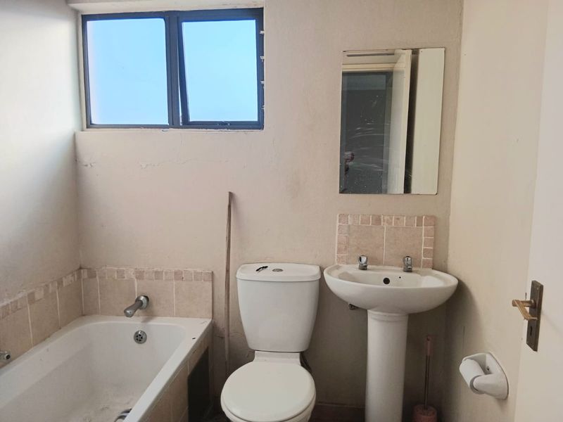 Beautiful 2 bedroom 1 bathroom second floor unit available for rent in modern, safe complex - Photo 7