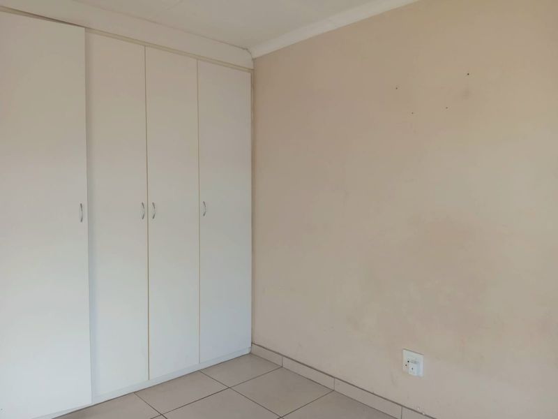 Beautiful 2 bedroom 1 bathroom second floor unit available for rent in modern, safe complex - Photo 6