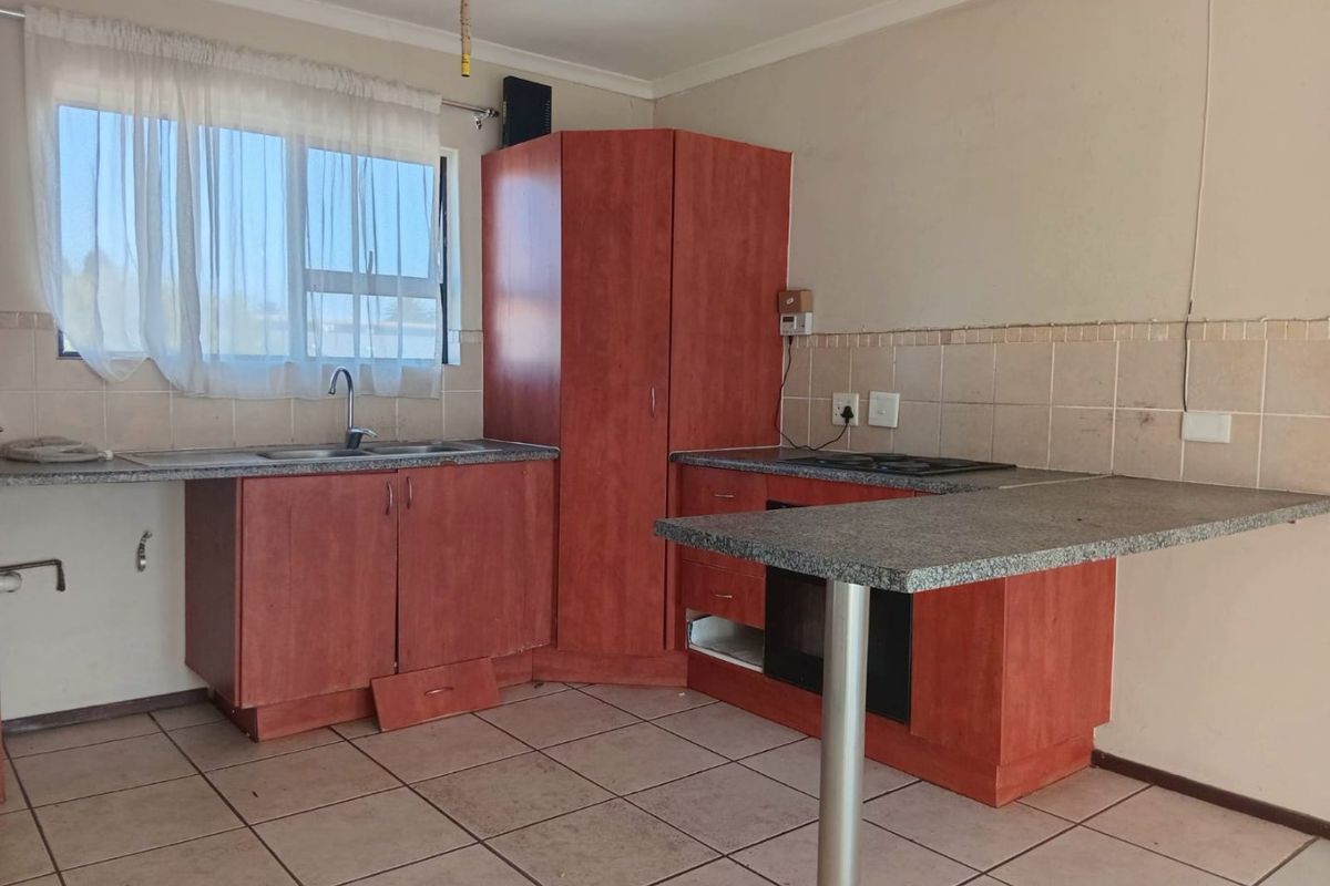Beautiful 2 bedroom 1 bathroom second floor unit available for rent in modern, safe complex - Photo 2