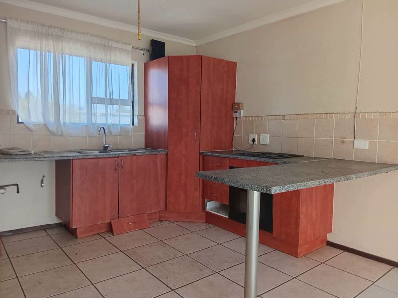 Beautiful 2 bedroom 1 bathroom second floor unit available for rent in modern, safe complex - Photo 2