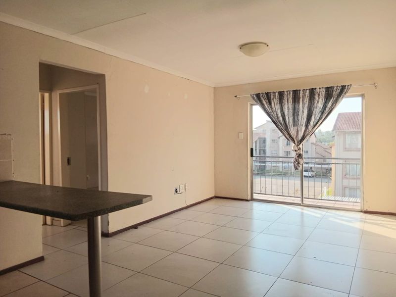Beautiful 2 bedroom 1 bathroom second floor unit available for rent in modern, safe complex - Photo 3