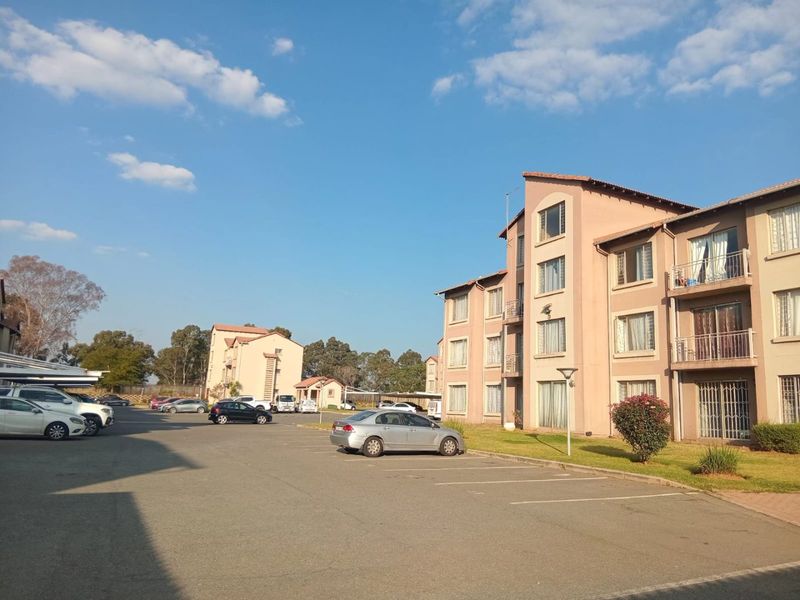 Beautiful 2 bedroom 1 bathroom second floor unit available for rent in modern, safe complex - Photo 10
