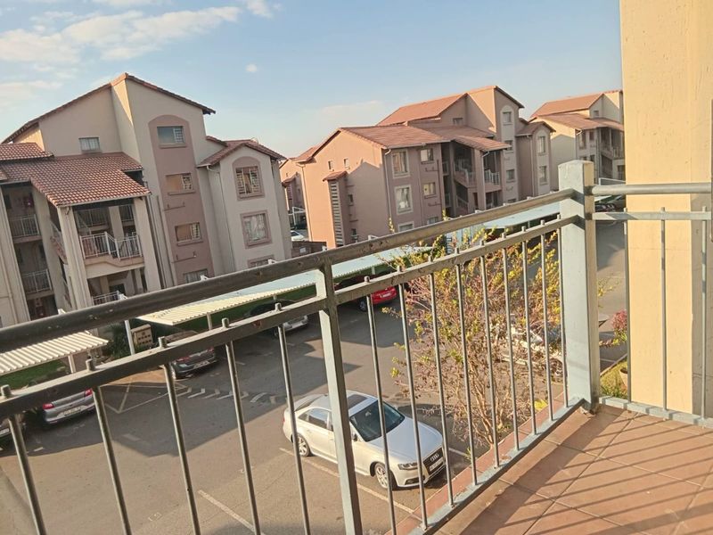 Beautiful 2 bedroom 1 bathroom second floor unit available for rent in modern, safe complex - Photo 8