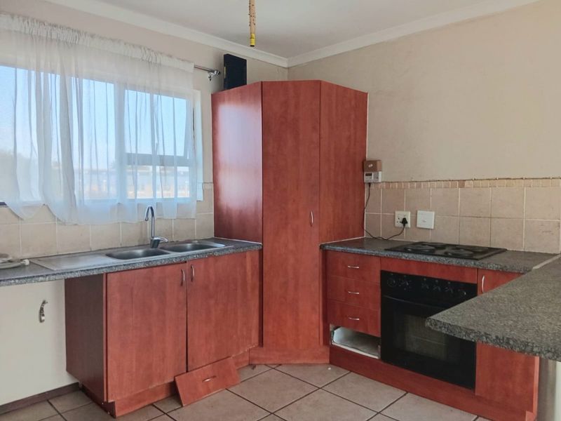 Beautiful 2 bedroom 1 bathroom second floor unit available for rent in modern, safe complex - Photo 1
