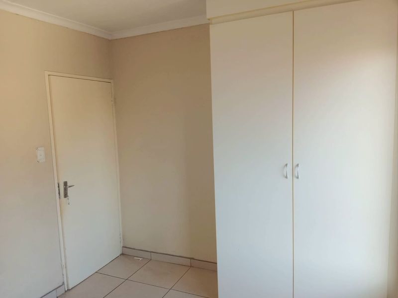Beautiful 2 bedroom 1 bathroom second floor unit available for rent in modern, safe complex - Photo 5