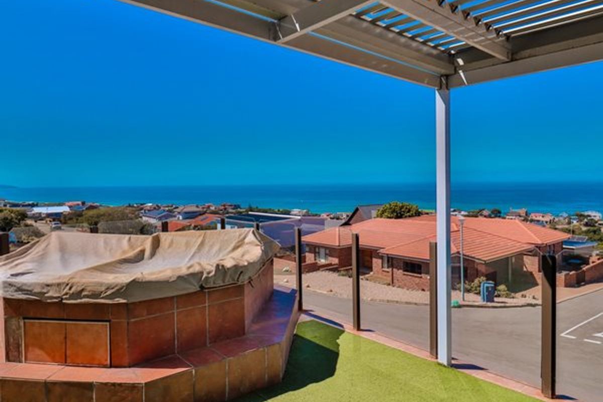 Coastal grandeur meets endless ocean views. - Photo 4
