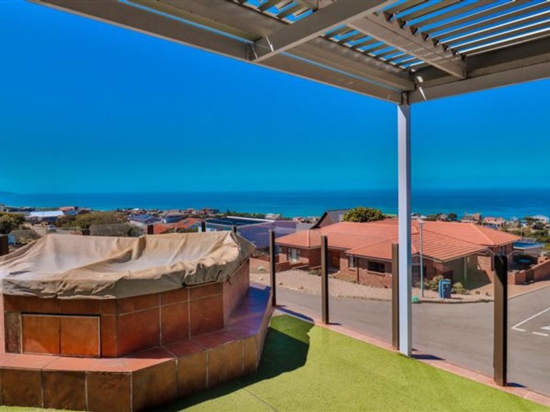 Coastal grandeur meets endless ocean views. - Photo 4