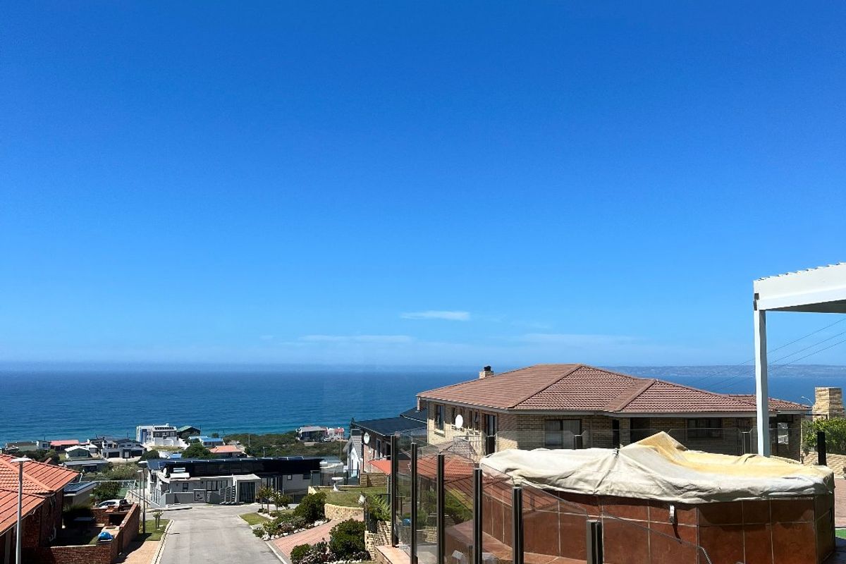 Coastal grandeur meets endless ocean views. - Photo 2