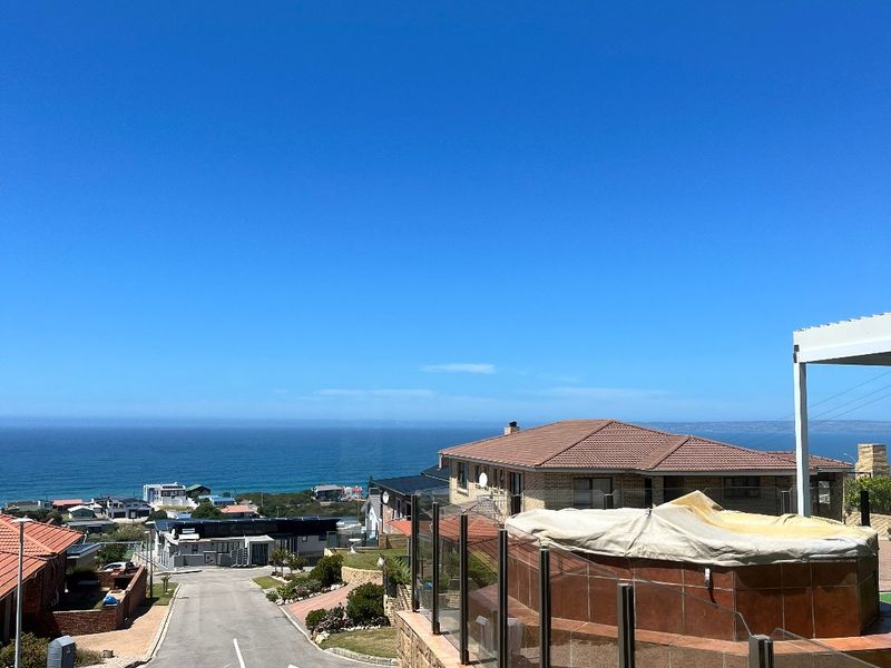 Coastal grandeur meets endless ocean views. - Photo 2