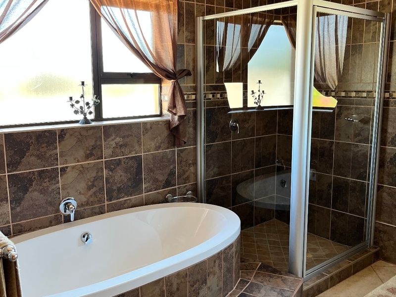 Coastal grandeur meets endless ocean views. - Photo 8