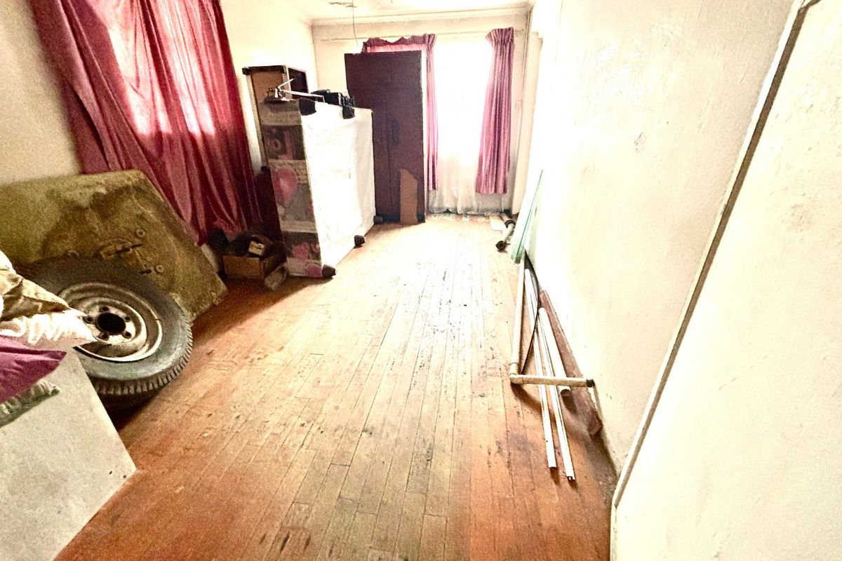 FIXER UPPER IN GELVANDALE -PACKED WITH POTENTIAL! - Photo 2