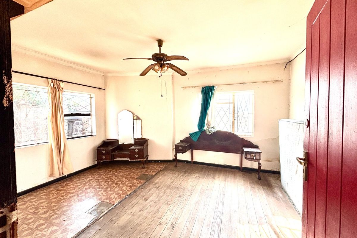 FIXER UPPER IN GELVANDALE -PACKED WITH POTENTIAL! - Photo 3
