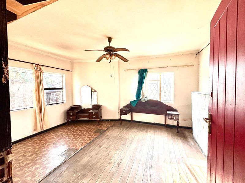 FIXER UPPER IN GELVANDALE -PACKED WITH POTENTIAL! - Photo 3