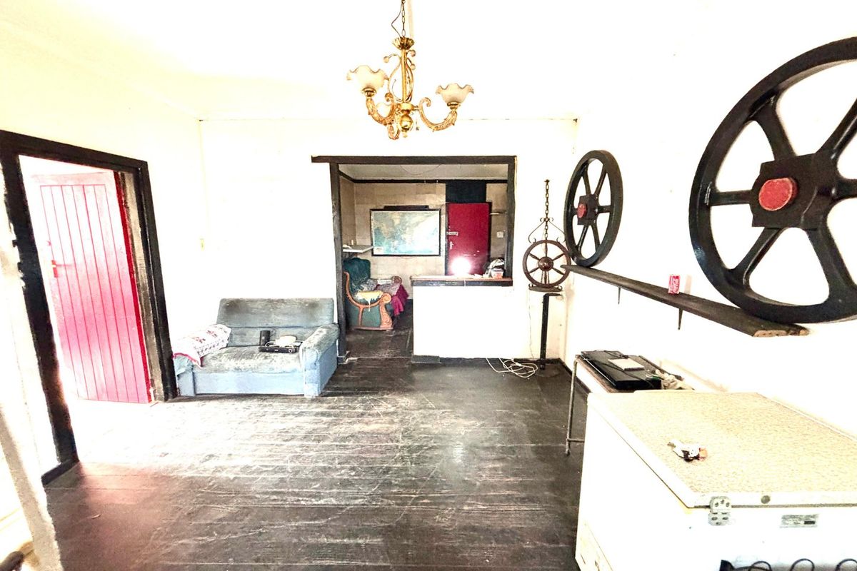 FIXER UPPER IN GELVANDALE -PACKED WITH POTENTIAL! - Photo 4