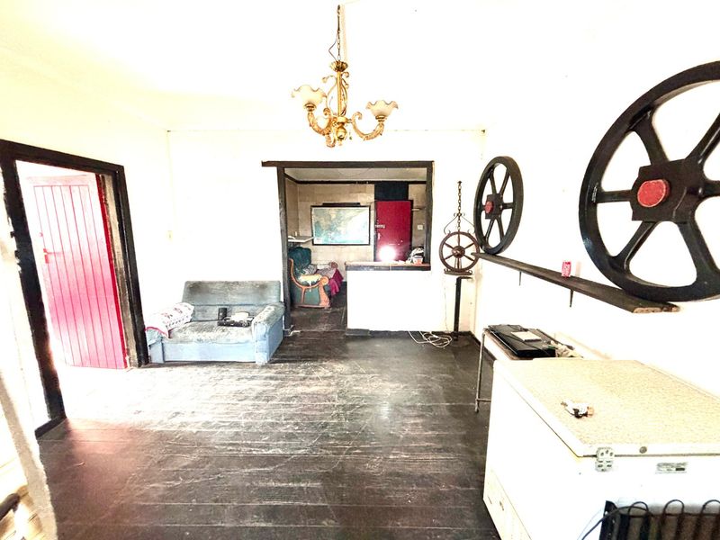 FIXER UPPER IN GELVANDALE -PACKED WITH POTENTIAL! - Photo 4