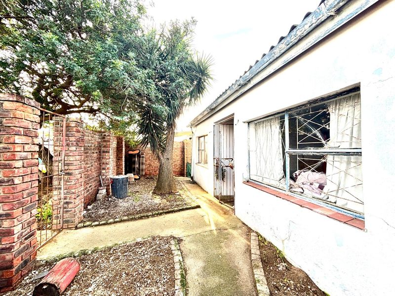 FIXER UPPER IN GELVANDALE -PACKED WITH POTENTIAL! - Photo 1