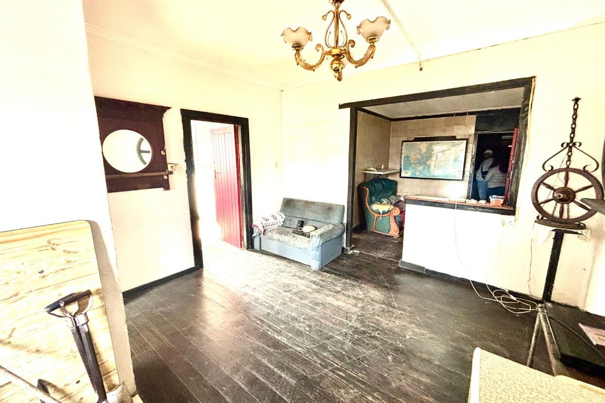 FIXER UPPER IN GELVANDALE -PACKED WITH POTENTIAL! - Photo 5