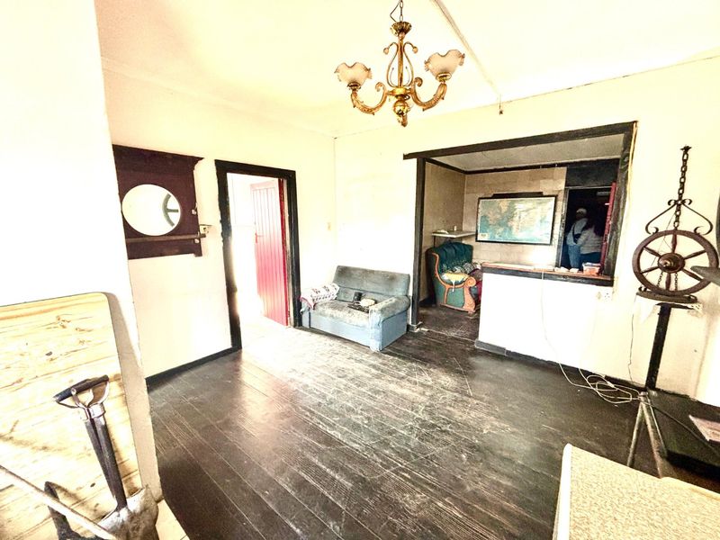 FIXER UPPER IN GELVANDALE -PACKED WITH POTENTIAL! - Photo 5