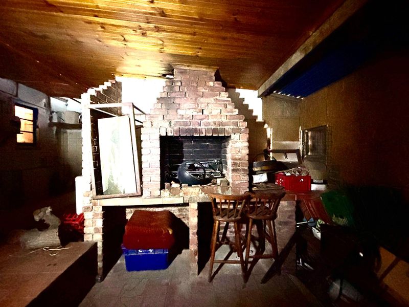 FIXER UPPER IN GELVANDALE -PACKED WITH POTENTIAL! - Photo 10