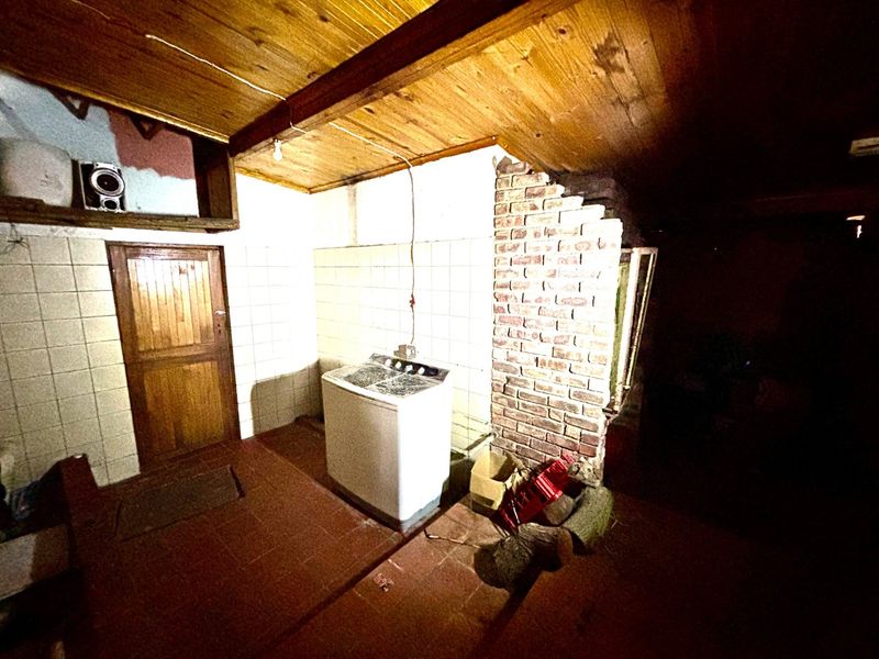 FIXER UPPER IN GELVANDALE -PACKED WITH POTENTIAL! - Photo 9