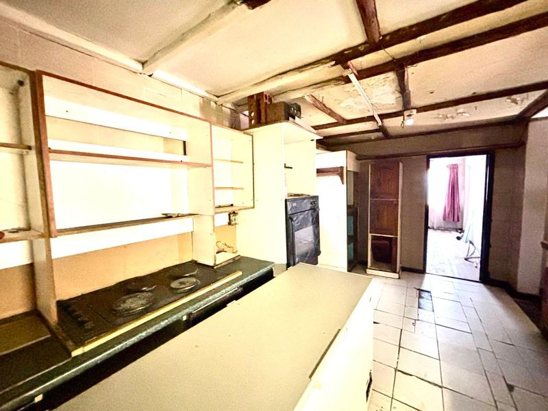 FIXER UPPER IN GELVANDALE -PACKED WITH POTENTIAL! - Photo 8