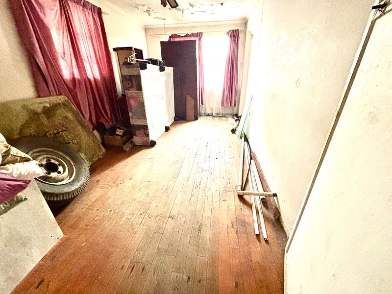 FIXER UPPER IN GELVANDALE -PACKED WITH POTENTIAL! - Photo 2