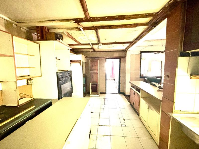 FIXER UPPER IN GELVANDALE -PACKED WITH POTENTIAL! - Photo 7