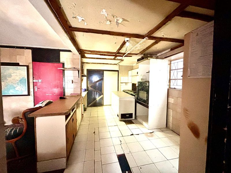 FIXER UPPER IN GELVANDALE -PACKED WITH POTENTIAL! - Photo 6