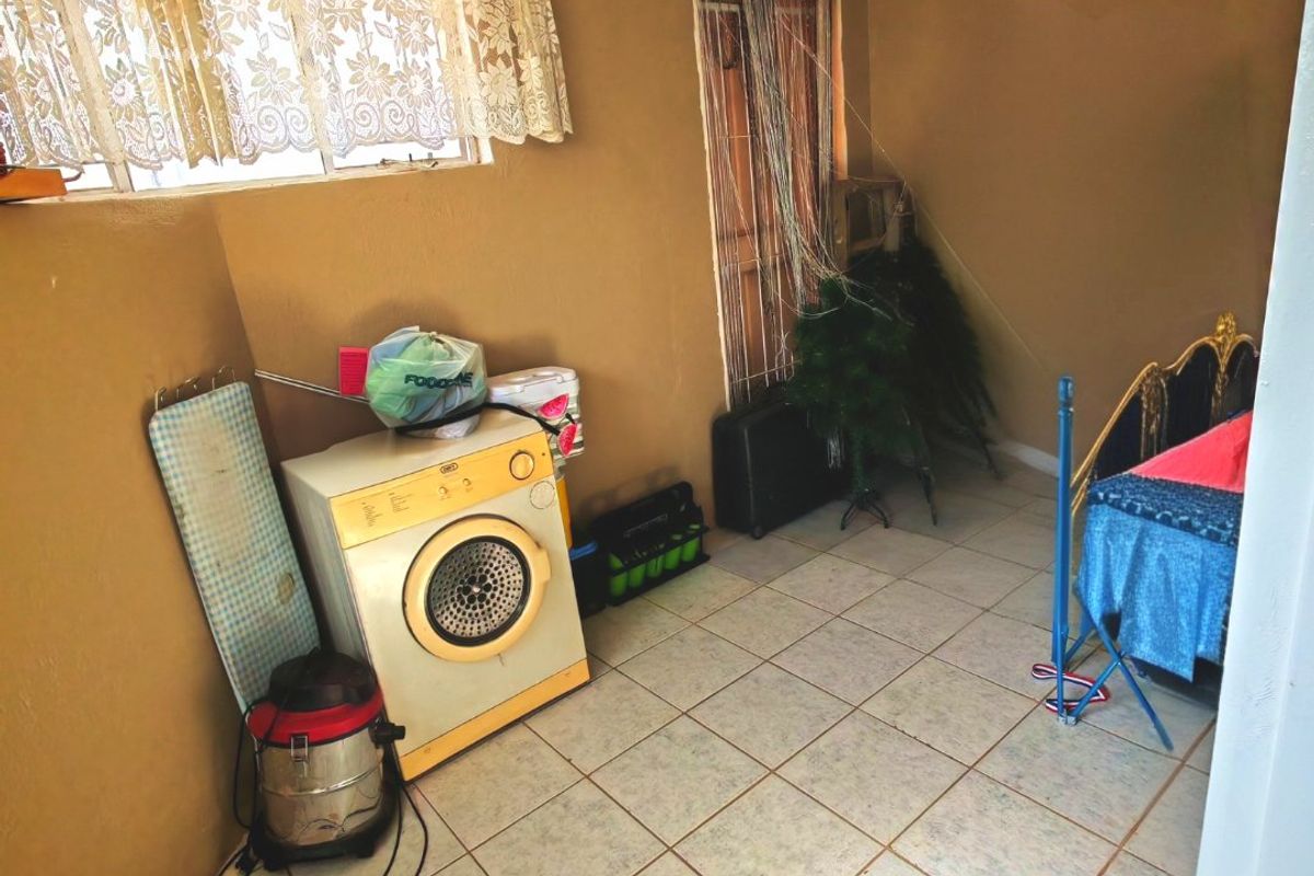 Spacious Family Home with Pool, Borehole & Extra Office Space - Photo 5
