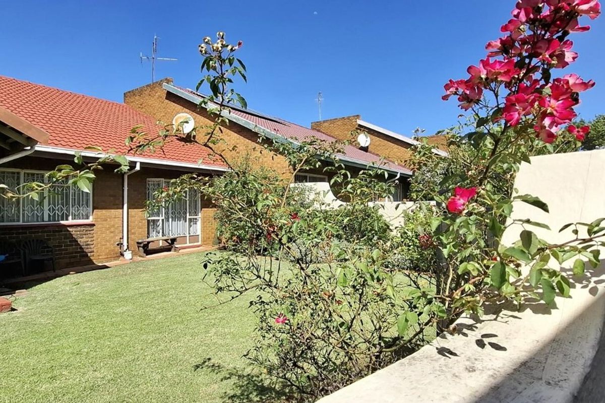 PET FRIENDLY 3 BEDROOM UNIT IN A SECURE COMPLEX - Photo 3