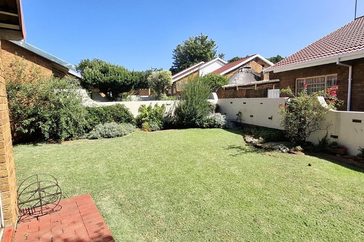 PET FRIENDLY 3 BEDROOM UNIT IN A SECURE COMPLEX - Photo 4