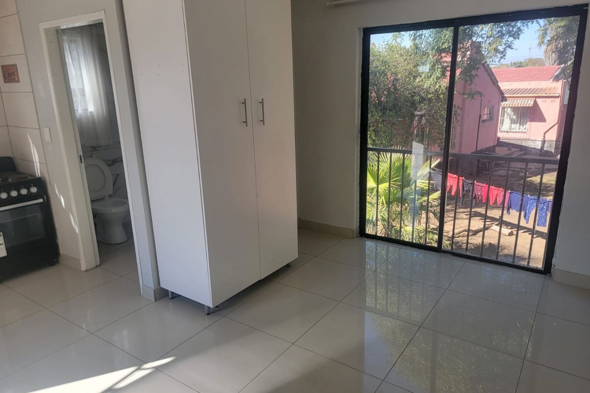 Neat flatlet in illiondale - Photo 3