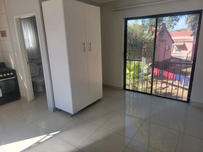 Neat flatlet in illiondale - Photo 3