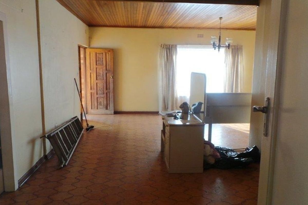 A Stunning 3 Bedroom, 2 Bathroom House in Primrose Hill - Photo 4