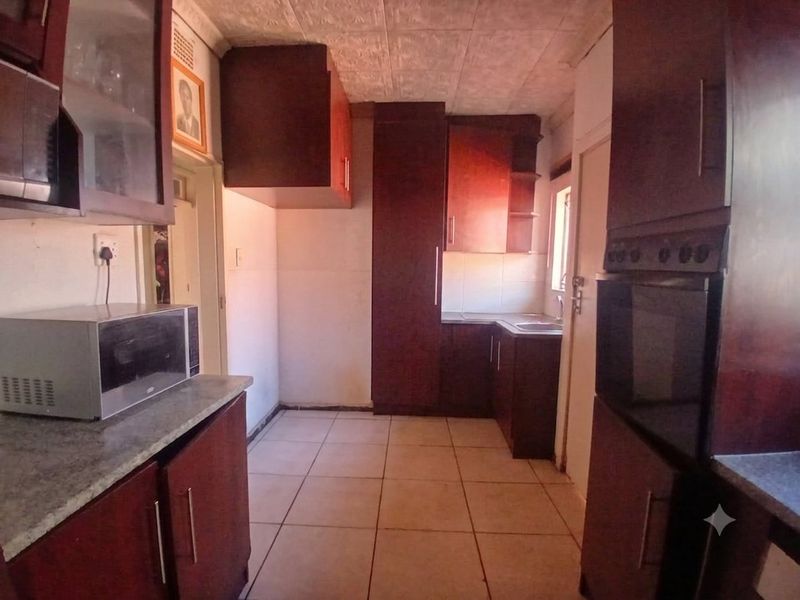 3 Bedroom House with an additional two rooms outside and outside toilet  - Photo 5