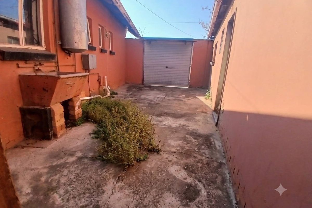 3 Bedroom House with an additional two rooms outside and outside toilet  - Photo 4