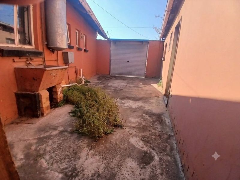 3 Bedroom House with an additional two rooms outside and outside toilet  - Photo 4